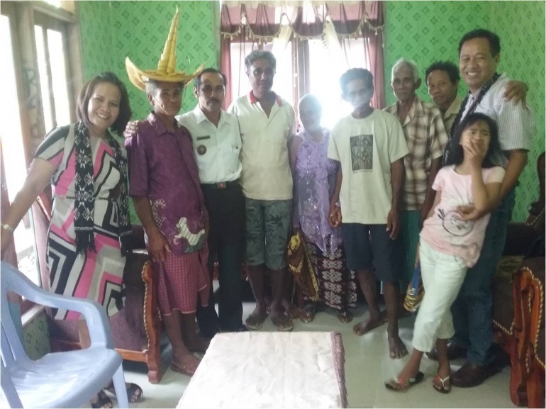 Foto bersama kepala desa Lenguselu Semi Saudale (seragam putih biru) dan Sekretaris Desa Messak Deku (seragam warna keki) (Foto Dokpri)