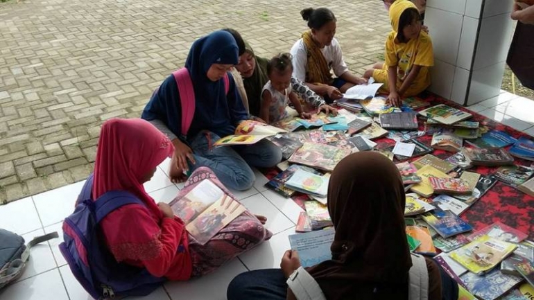 Dikerubuti anak- anak yang haus bacaan (foto: dok pri)