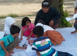Anak- anak belajar menggambar di lapak Robi (foto: dok pri)