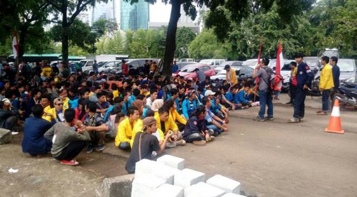 massa mahasiswa geruduk SBY (politiktoday.com)