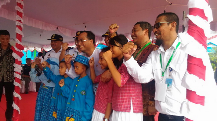 Menteri Perhubungan Budi Kara Sumadi berfoto bersama para siswa sekolah dasar Ambon.
