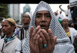Aksi demostrasi yang dilakukan di Jakarta, sebagian dilakukan oleh pihak-pihak yang fanatik (Sumber: Reuters).