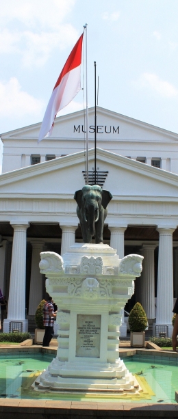Tampak depan Museum Nasional Indonesia (MNI) dengan patung Gajah-nya. (Foto: R. Andi Widjanarko, ISJ)