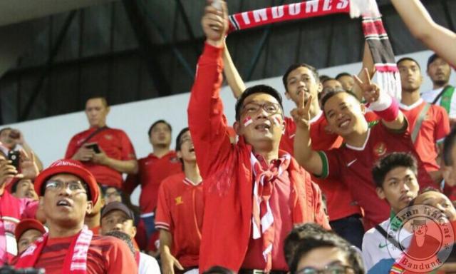 Wali Kota Bandung, Ridwan Kamil saat mendukung timnas Indonesia di leg pertama final PIala AFF 2016 pada Desember tahun lalu/pikiran rakyat
