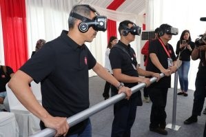Direktur Network, IT & Solution Telkom Abdus Somad Arief mencoba pengalaman Virtual RealityVideo Jelajah Angkasa dalam Acara Widya Wisata Jelajah Anak Bangsa, Cibinong (Sumber: Swa.co.id)