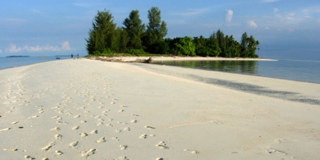 Pulau Morotai, salah satu pulau terpencil di Indonesia yang berada di Maluku Utara (Sumber: jadiberita.com)