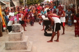 Upacara adat penyambutan tamu di desa Lamdesar Barat (Dok. Pribadi)