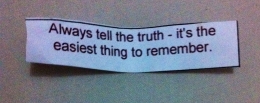 Sepotong kertas di dalam fortune cookie. (Foto: BDHS)