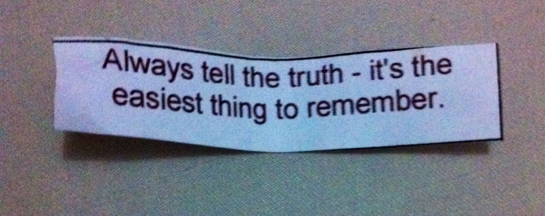 Sepotong kertas di dalam fortune cookie. (Foto: BDHS)