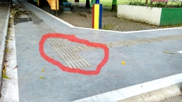 Trotoar yang mustinya ramah penyandang disabilitas di alun-alun Situbondo, malah jadi tidak ramah. Lihat lingkaran merah. (Foto: Dokpri. Luluk Ariyantiny)