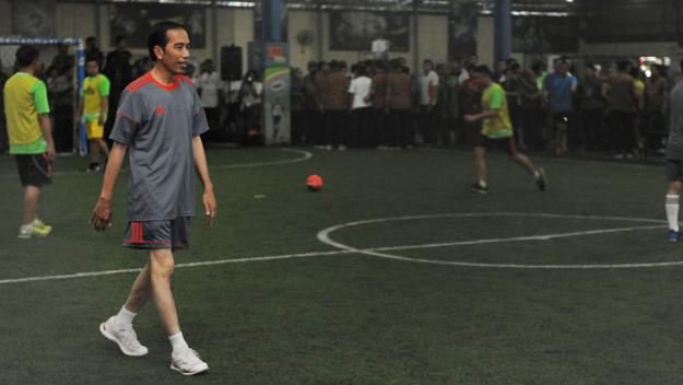 Jokowi saat bermain futsal bersama sejumlah petinggi negara dan sejumlah wartawan istana/@seskab
