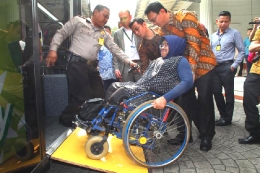 Gubernur DKI Jakarta Basuki Tjahaja Purnama ketika melayani penyandang disabilitas untuk menikmati layanan bus Trans Jakarta ramah penyandang disabilitas. (Foto: netralnews.com)