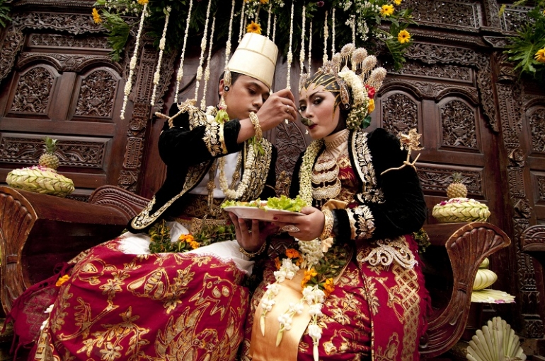 Budaya Indonesia = budaya romantis? (sumber foto: anindawahyu.wordpress.com)