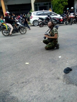 Wartawan asing sedang mengambil foto pawai Cap Go Meh. Sumber: Suwito