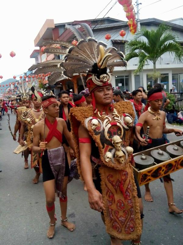 Peserta pawai mewakili suku Dayak. Sumber: Suwito