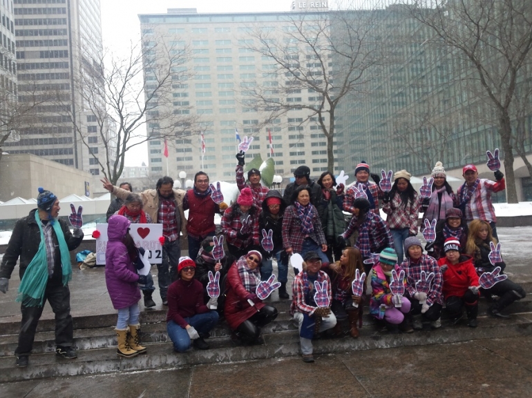 Foto bersama latar belakang bendera Quebec dan Canada.