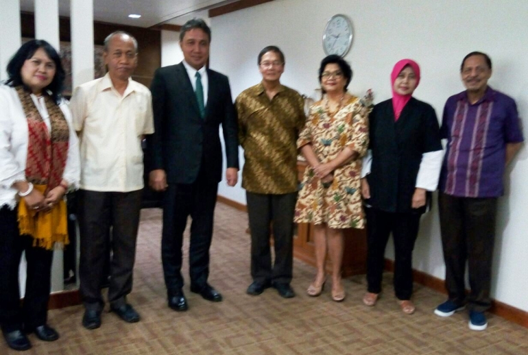 Foto bersama Pengurus Pusat IAAI dengan Dirjen Kebudayaan, Dr. Hilmar Farid (mengenakan pakaian sipil lengkap/jas). (Foto: IAAI)
