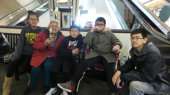 Mama ku yang mendapat “Academy Award” replica sebagai “The Best Grandma”, dari cucu2nya …..