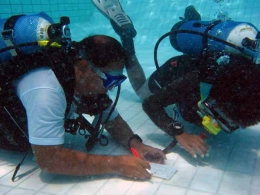 Ket foto: belajar navigasi bawah air dalam rangka persiapan ujian advance. Ada juga sedikit hitung-hitungannya. Setelah di coba dan latihan di kolam, saatnya praktekan di laut. Koleksi pribadi : belajar navigasi bawah air
