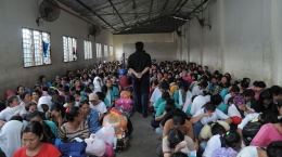 Pendatang ilegal asal Indonesia yang akan dideportasi di pelabuhan Pasir Gudang, Johor. Foto: Dok. Pribadi 