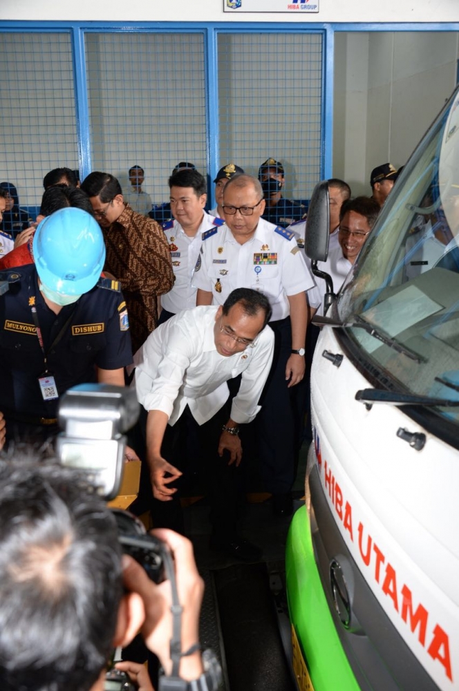 Menteri Perhubungan (Menhub) Budi Karya Sumadi melakukan pengecekan fasilitas pengujian berkala (KIR) di PT Hibaindo Armada Motor, Cakung Bekasi pada Selasa (14/2).