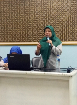 Deskripsi : Ani Berta berbagi ilmu ngeblog didepan audience klub buku & blogger BPJ I Sumber Foto : Andri M