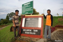 Bapak Hotjen Siallagan (kiri) dan Bapak Al Kodim (kanan) berfoto di depan Embung Banjaroya (dok.pri)