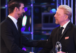 Phelps, mendapatkan penghargaan yang diberikan oleh Boris Becker (Sbr gbr: Azzuragde)
