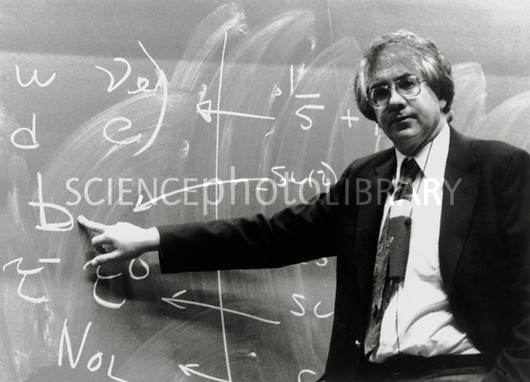 Sumber gambar: http://www.sciencephoto.com/image/225336/530wm/H4070136-US_physicist_Sheldon_Glashow_giving_a_lecture-SPL.jpg