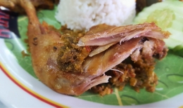 Ayam kampung goreng yang nikmat dan gurih di warung ayam bakar Wong Solo di Kota Surabaya (dok. pribadi).