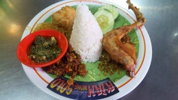 Paket ayam kampung goreng disajikan lengkap dengan aneka pendamping seperti soun goreng dan orek tempe (dok. pribadi).