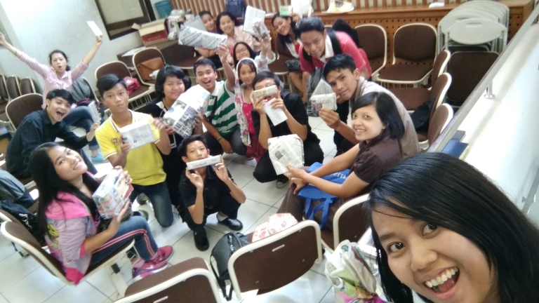 Momen tukar kado bersama teman-teman pemuda dan remaja gereja di Kota Bandung pada Februari 2016 lalu (foto: dok.pri)