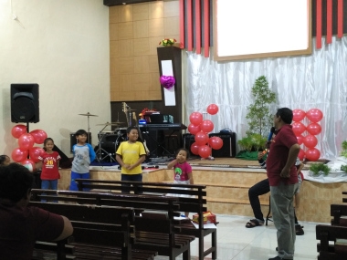 Empat anak perwakilan dari empat keluarga mengikuti permainan di gereja (foto: dok.pri)