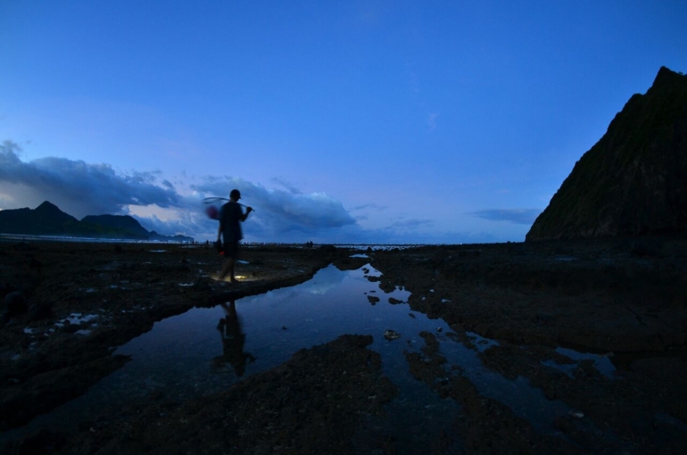 Menjelang pagi, orang-orang mulai datang berburu nyale di pantai Tropical-Sumbawa (dok. Budi Karyadi/PT.AMNT).