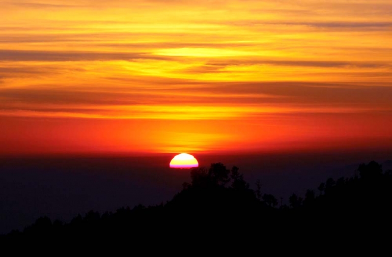 Ket foto : momen matahari terbit seperti ini yang banyak di incer traveler yang ke Bromo. koleksi pribadi : sunrise di Bromo