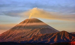 Koleksi Pribadi : Gunung Semeru yang terlihat dari Bromo