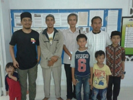Foto bersama dengan pengurus Pemuda Ahmadiyah dan anak-anak usai acara pelatihan [dokpri]