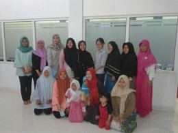 Tidak lupa ketinggalan sessi foto bersama ibu-ibu pengurus jemaah Ahmadiyah (Lajnah Imailah). [dokpri]