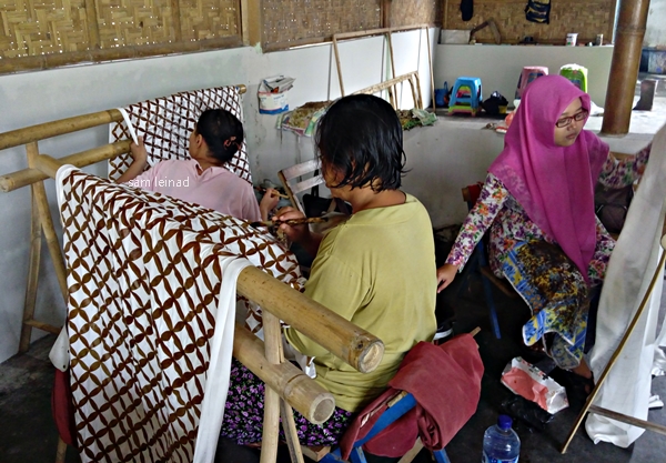 Sedang membatik (dokumentasi pribadi)