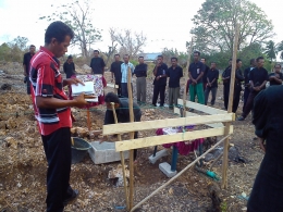 Doa dan upacara adat di lokasi pembangunan PLTS th 2014 (Dok. DFW Indonesia)