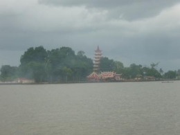 Pulau Kemari di tengah Sungai Musi (Dokumentasi Pribadi)