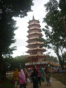 Pengunjung berwisata ke pagoda di P Kemaro (Dokumentasi Pribadi)