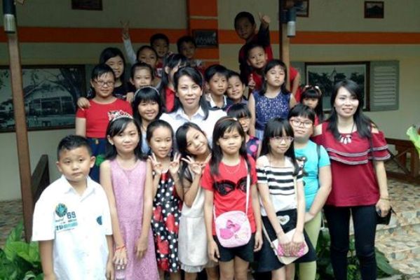 Dekat dengan anak- anak (foto: dok Tjhai Chui Mie )