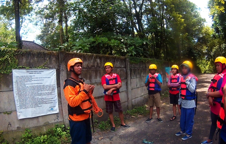 Briefing dari pemandu Geo Tubing Lava Bantal (dok. pribadi)