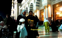 Ibu (kanan) di depan masjid Nabawi -dokpri