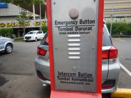 PANEL TOMBOL DARURAT DAN KOMUNIKASI. Beginilah panel Emergency yang dinamakan Panic Button. Siapa saja bisa memanfaatkannya demi kehadiran petugas bantuan segera. (Foto: Gapey Sandy)