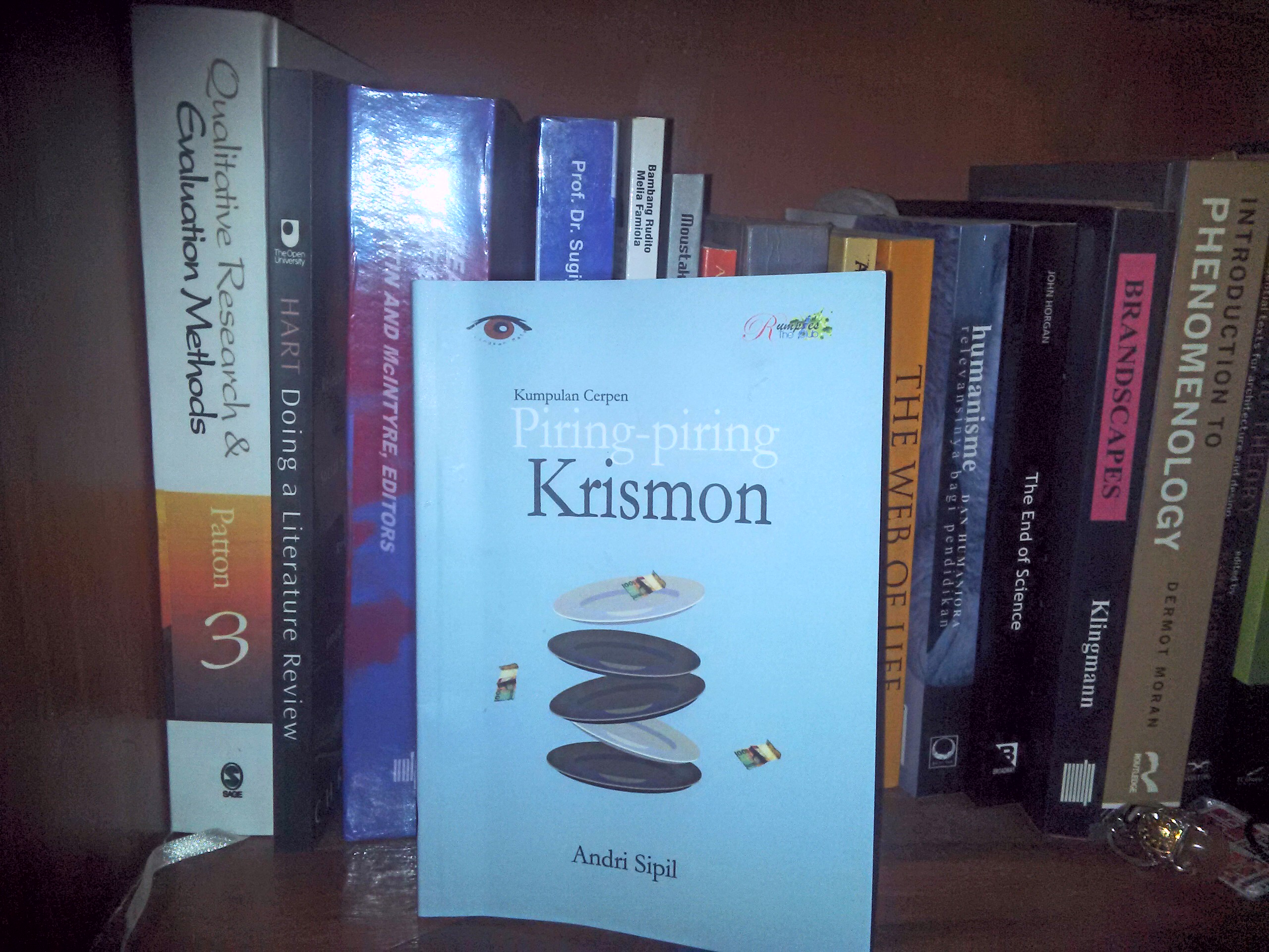 Foto buku kumpulan cerpen 'Piring-piring Krismon' karangan Andri Sipil II sumber foro; Dok. Pebrianov