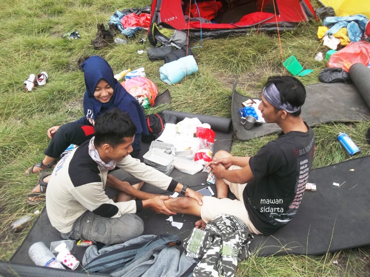 Memijat anggota yang cidera atau keseleo (dok.pri)