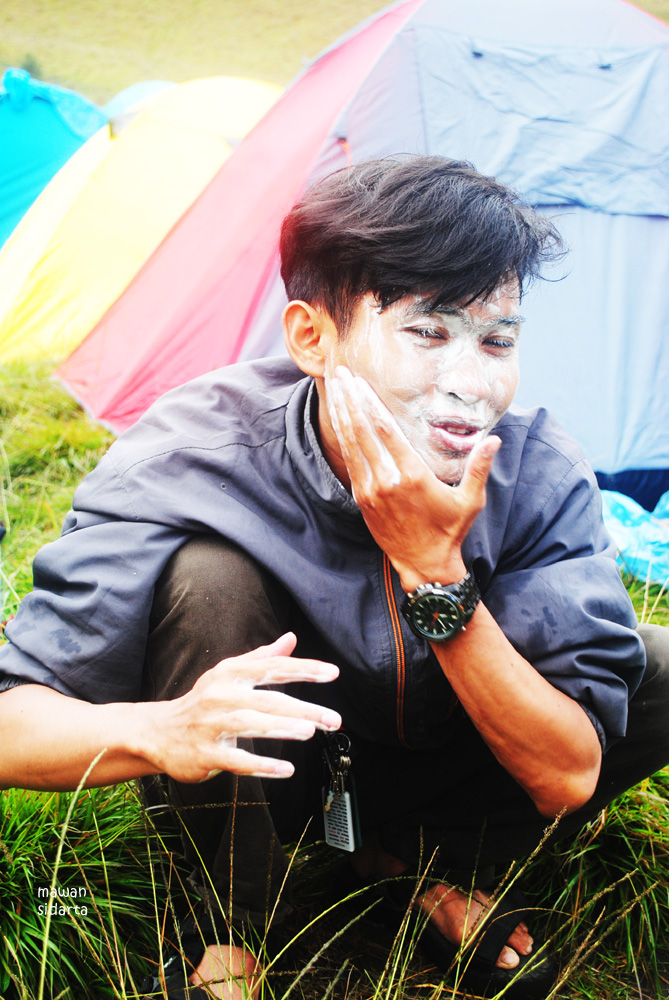 Membersihkan muka (dok.pri)