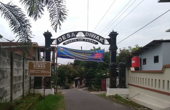 Gapura yang jadi gerbang masuk Desa Diwak (foto: dok pri)